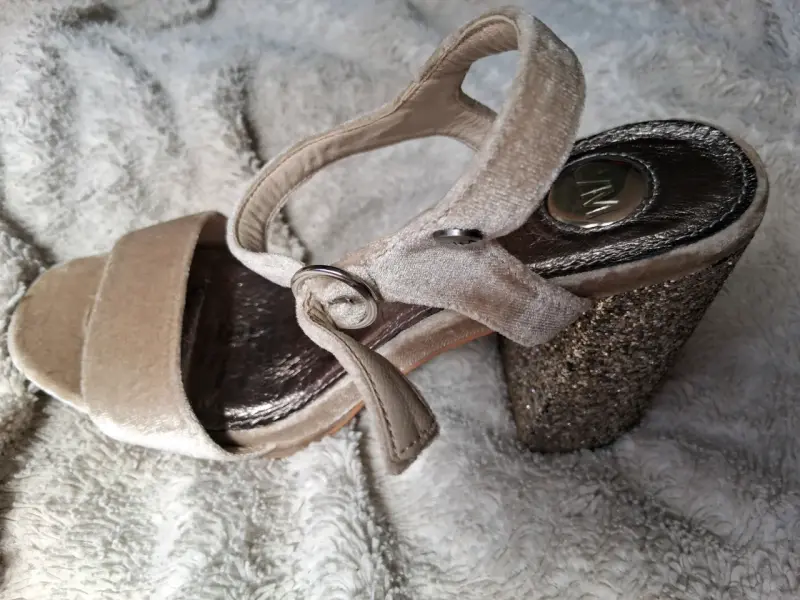 Sandalias de tacón alto con brillo para mujer - 1