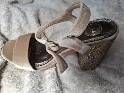 Sandalias de tacón alto con brillo para mujer - miniatura 1