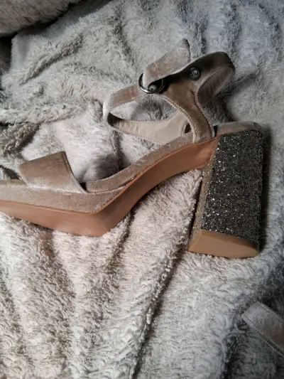 Sandalias de tacón alto con brillo para mujer - miniatura 2