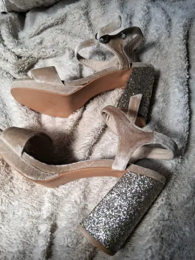 Sandalias de tacón alto con brillo para mujer - miniatura 3