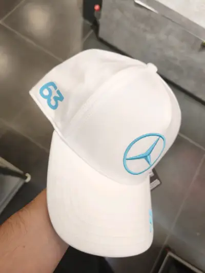 Gorra blanca Mercedes-Benz con logo bordado - miniatura 1