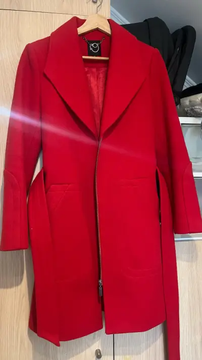 Abrigo rojo elegante con cinturón - miniatura 1