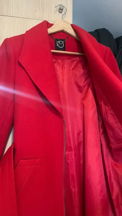 Abrigo rojo elegante con cinturón - miniatura 3