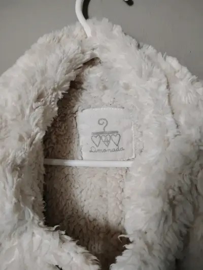 Abrigo de peluche blanco para niña - miniatura 3