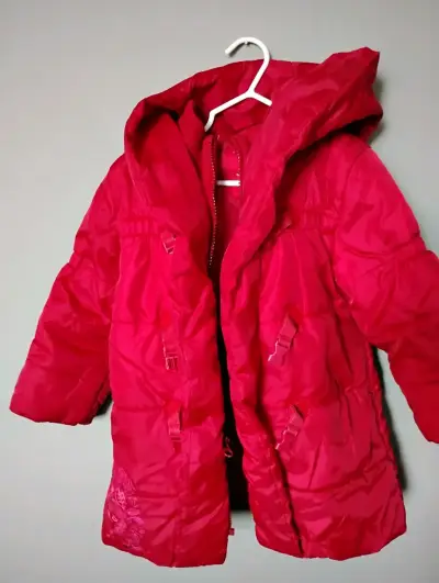Abrigo rojo para niña con capucha - miniatura 3