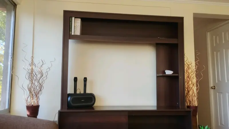Mueble de madera para sala con estantes