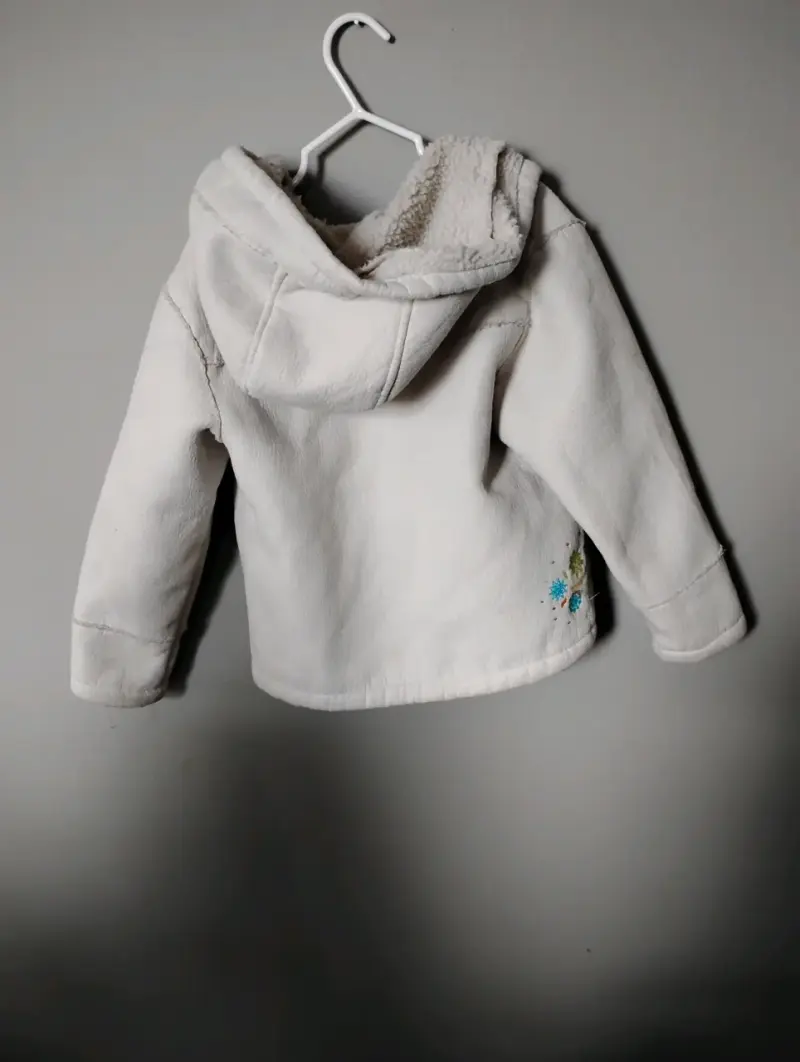 Chaqueta de niña con capucha y forro polar - 1