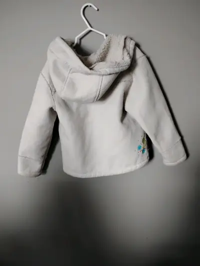 Chaqueta de niña con capucha y forro polar - miniatura 1