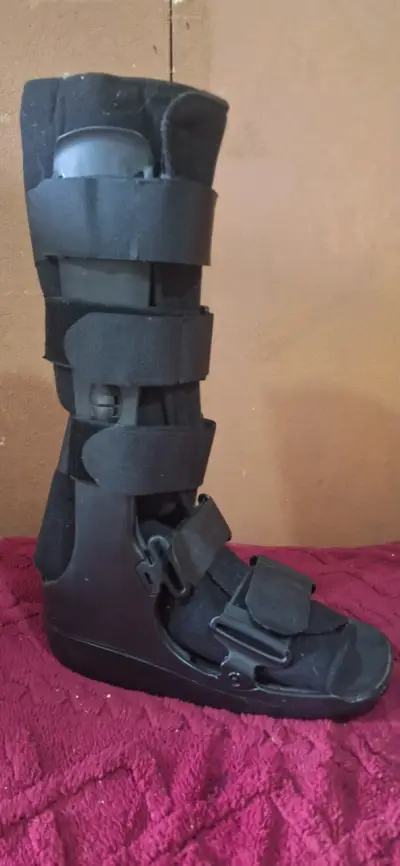 Bota ortopédica ajustable negra para recuperación - miniatura 1