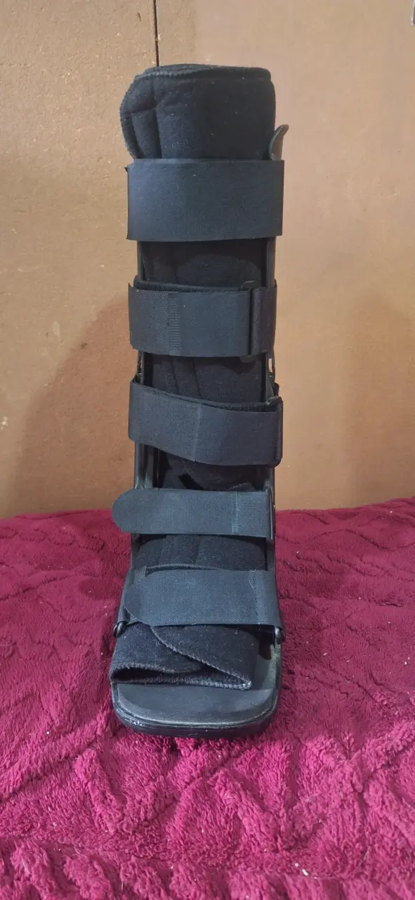 Bota ortopédica ajustable negra para recuperación - 2