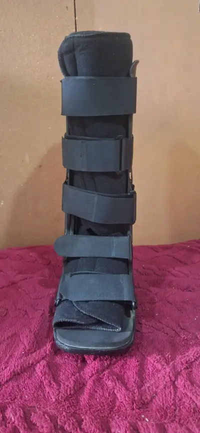 Bota ortopédica ajustable negra para recuperación - miniatura 2