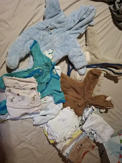 Lote de ropa de bebé variada en buen estado - miniatura 1