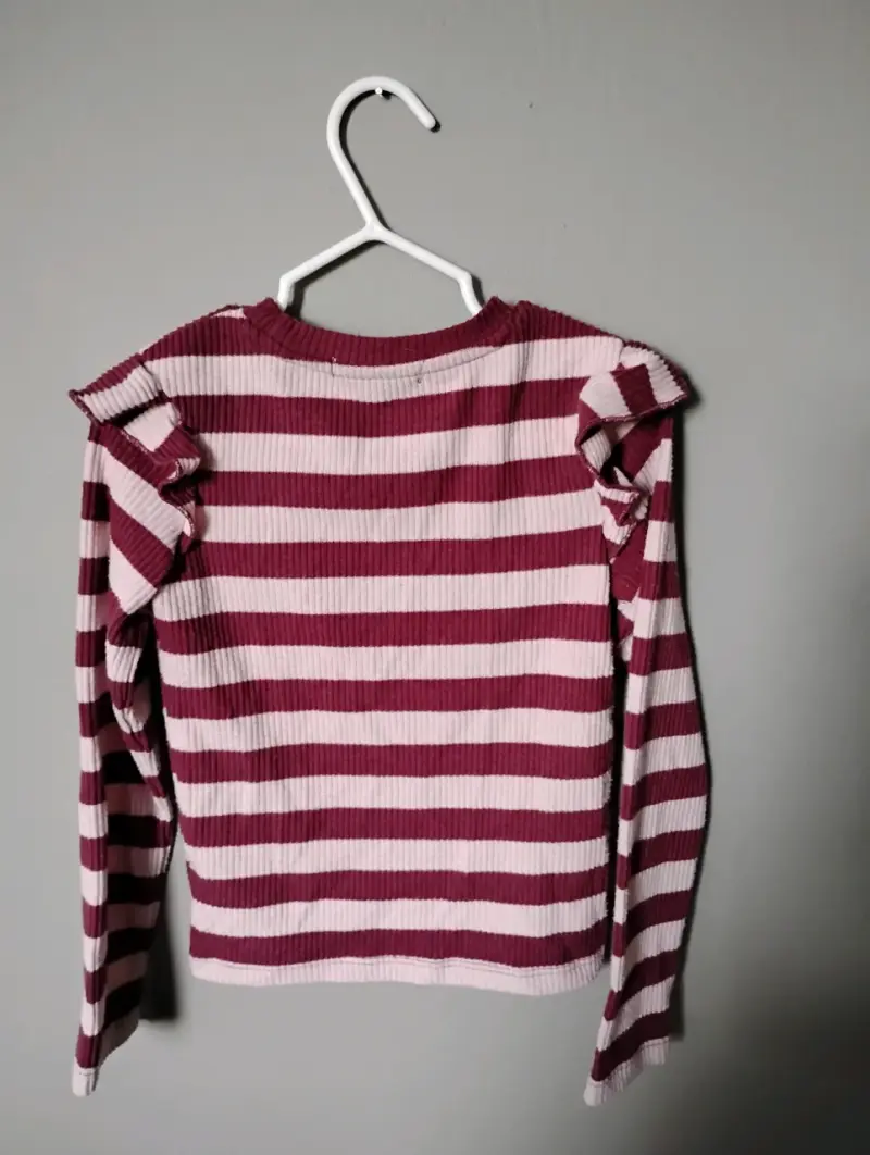 Polera a rayas burdeos con volantes para niña - 2