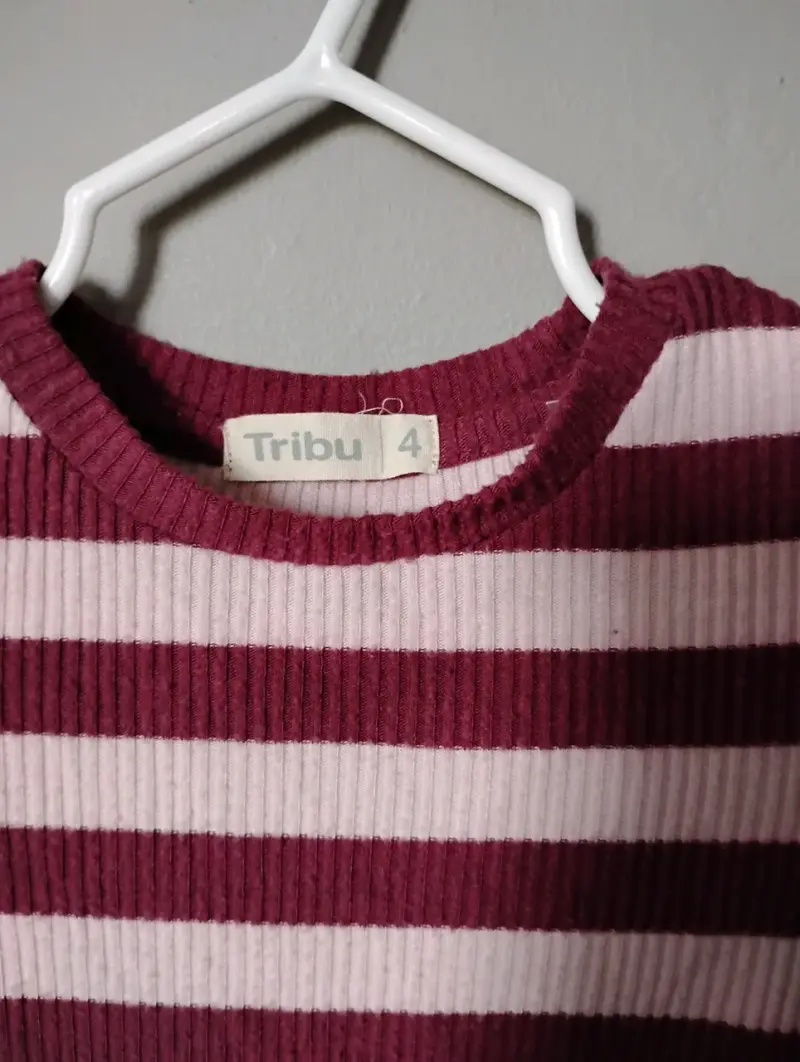 Polera a rayas burdeos con volantes para niña - 3