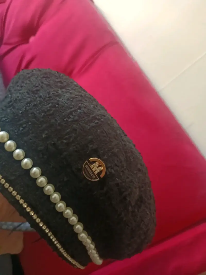 Boina negra con perlas y detalles brillantes - 1