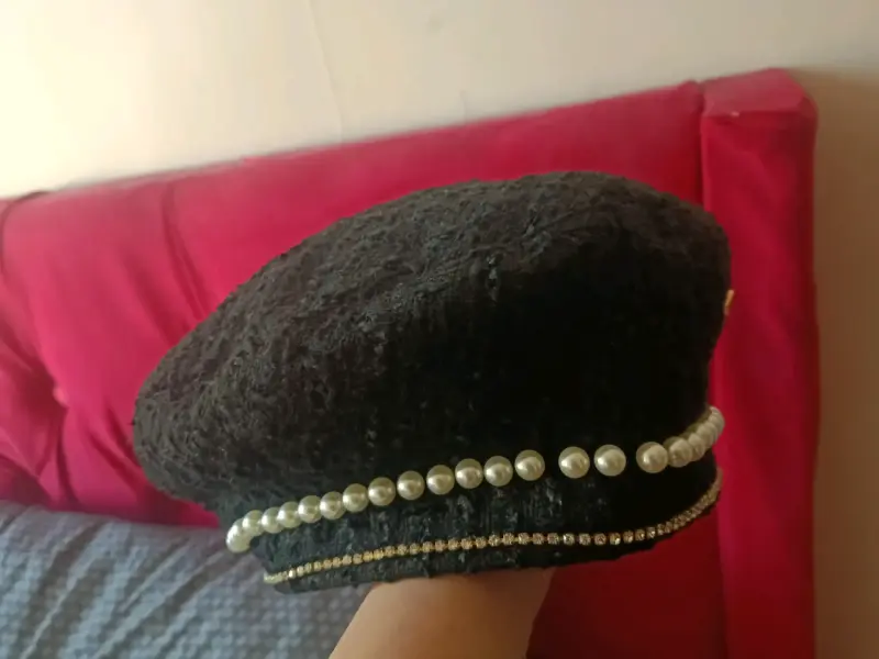 Boina negra con perlas y detalles brillantes - 2