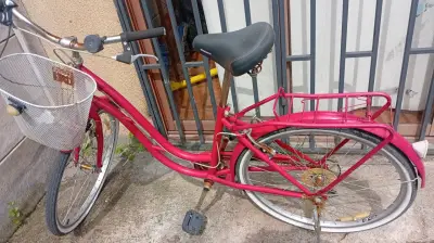 Bicicleta urbana roja con canasto.. de paseo - miniatura 1