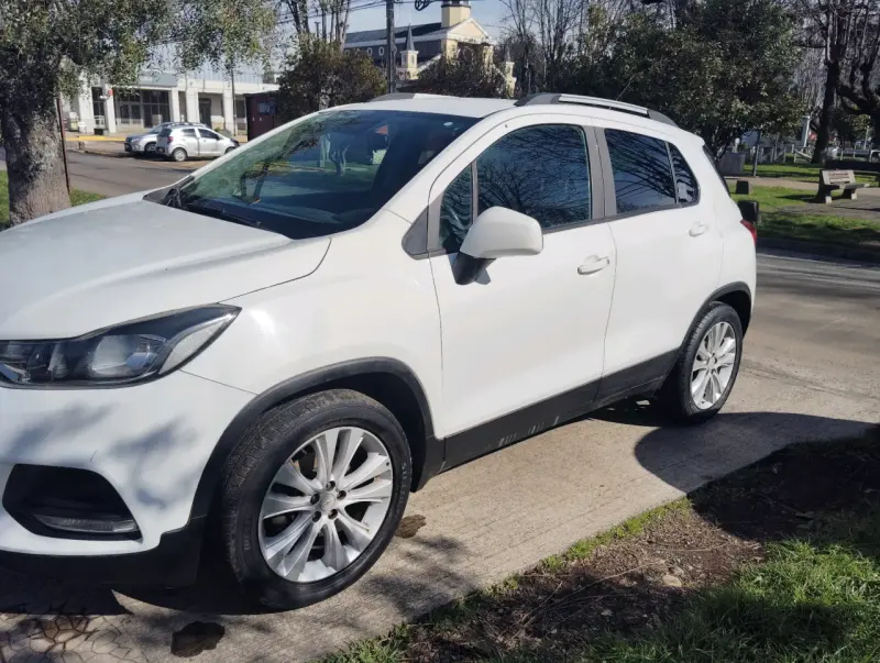Chevrolet Tracker SUV Blanco en Buen Estado - 1