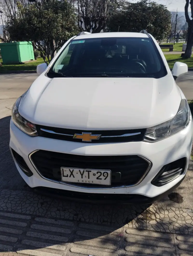 Chevrolet Tracker SUV Blanco en Buen Estado - 3