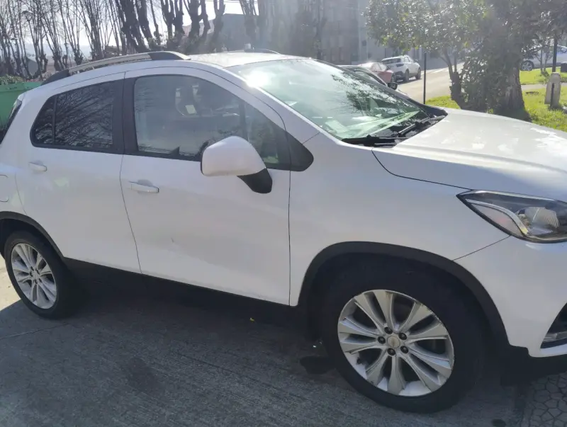 Chevrolet Tracker SUV Blanco en Buen Estado - 4