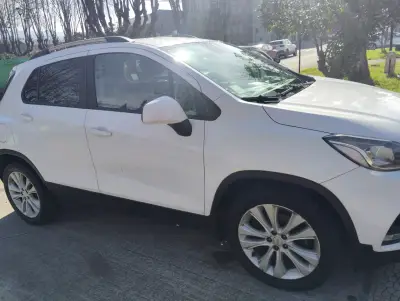 Chevrolet Tracker SUV Blanco en Buen Estado - miniatura 4