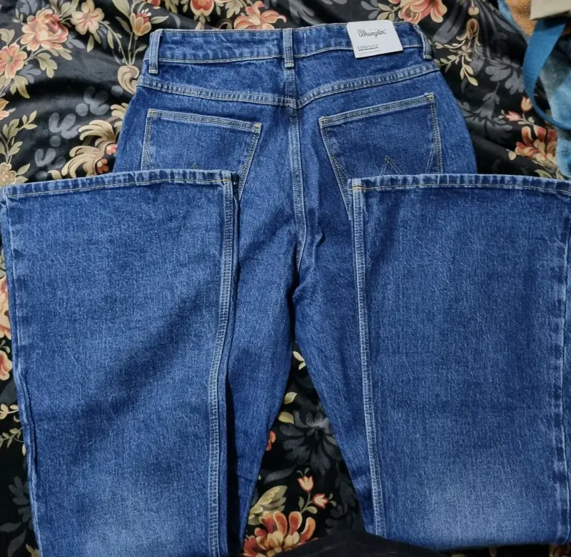 Jeans Wrangler azul clásico para hombre - 2