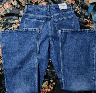 Jeans Wrangler azul clásico para hombre - miniatura 2