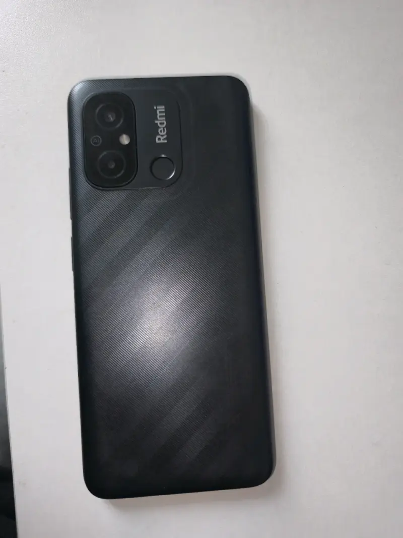 Smartphone Xiaomi Redmi 12C con funda protectora - 2