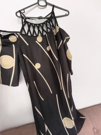Vestido negro con diseño geométrico elegante - miniatura 1