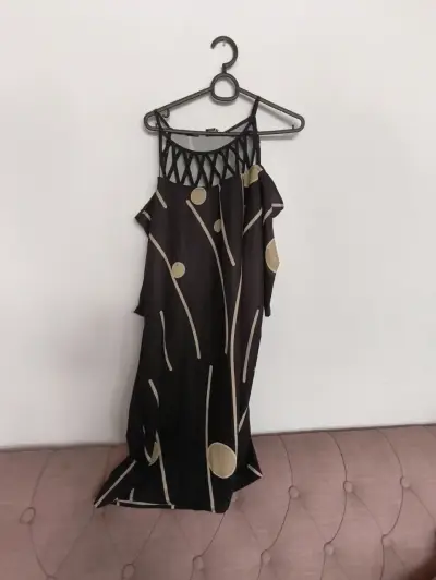 Vestido negro con diseño geométrico elegante - miniatura 2