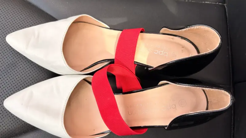 Zapatos de tacón bicolor con cinta roja - 2