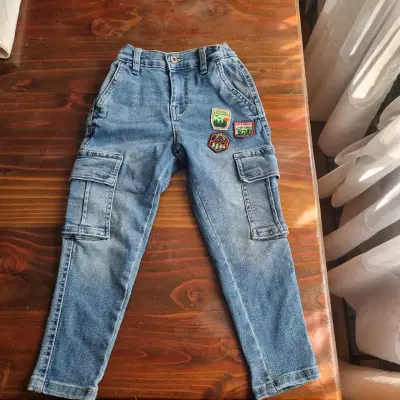 Pantalones cargo de mezclilla para niño con parches - miniatura 1