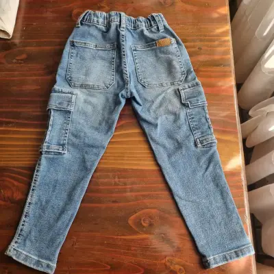 Pantalones cargo de mezclilla para niño con parches - miniatura 2