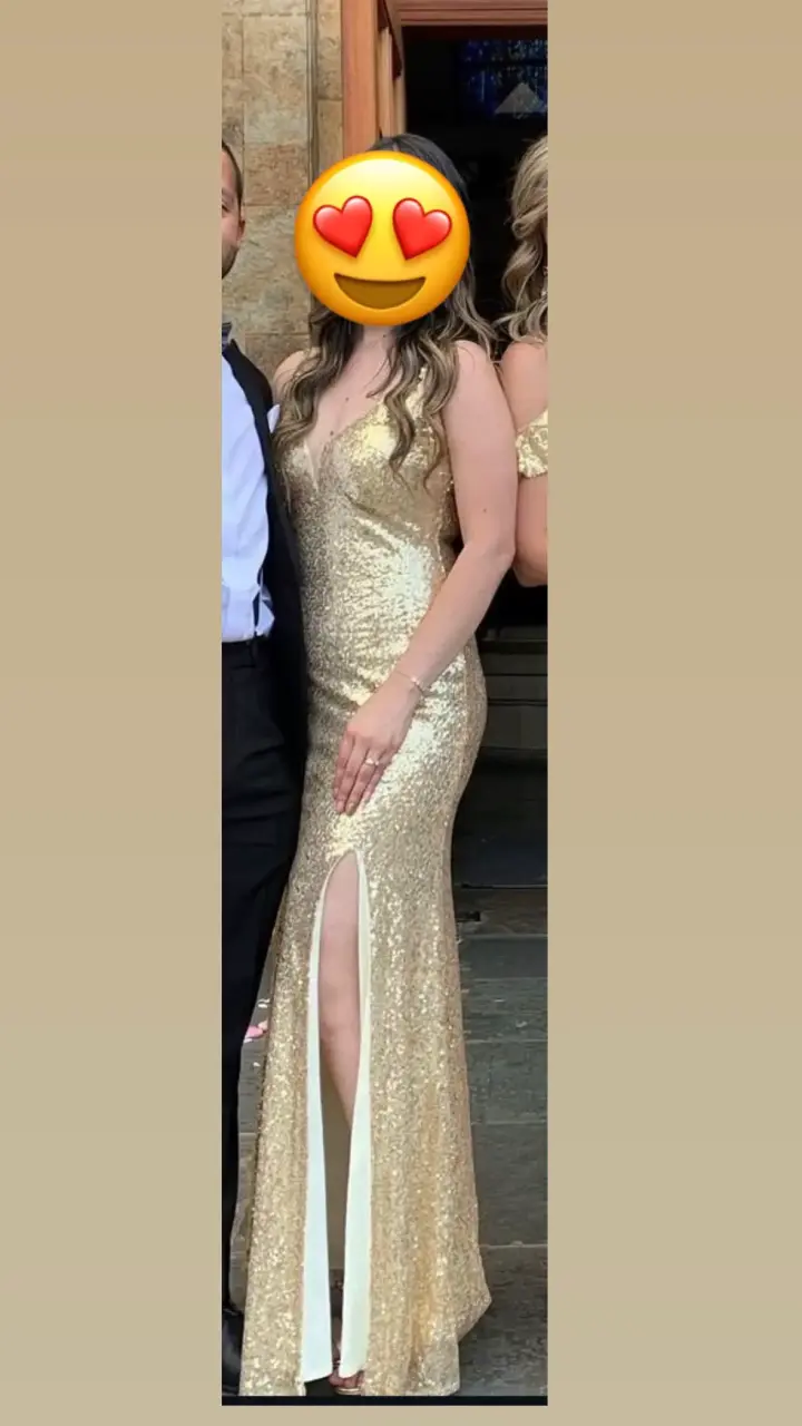 Vestido de fiesta dorado con lentejuelas - 1