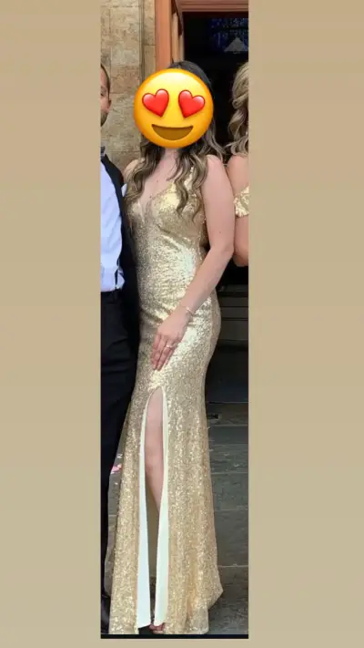 Vestido de fiesta dorado con lentejuelas - miniatura 1