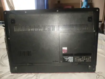 Laptop Lenovo roja en buen estado - miniatura 1