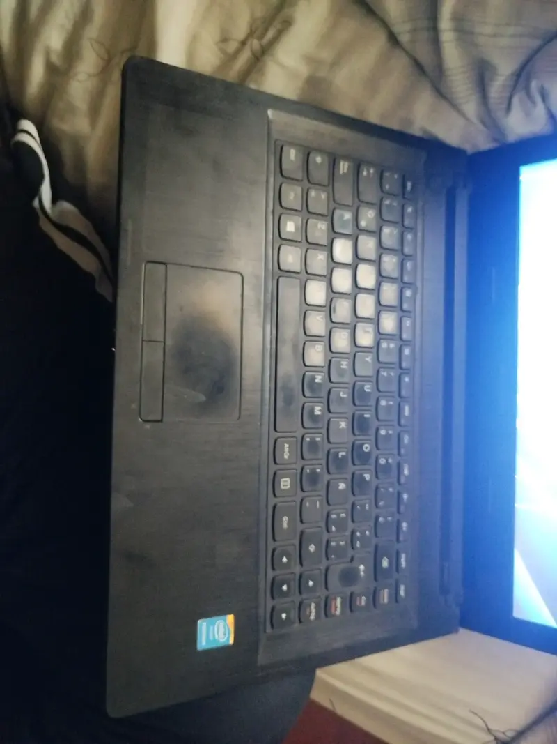 Laptop Lenovo roja en buen estado - 2