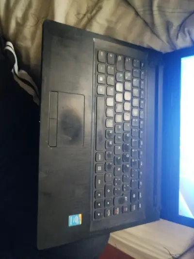 Laptop Lenovo roja en buen estado - miniatura 2