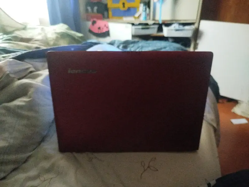 Laptop Lenovo roja en buen estado - 3