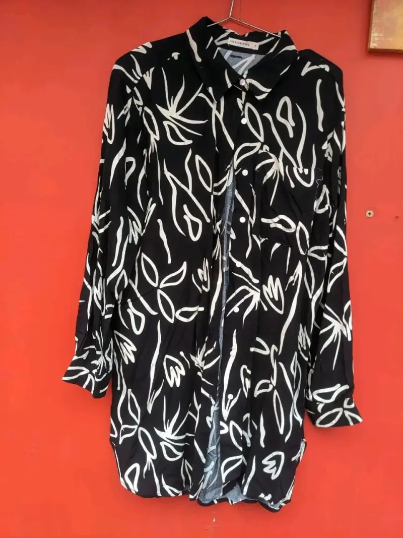 Blusa larga negra con estampado blanco - 1