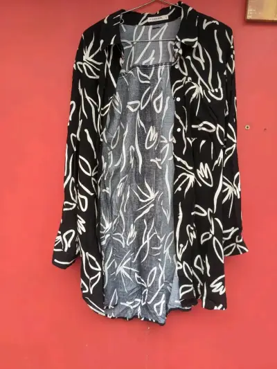 Blusa larga negra con estampado blanco - miniatura 2