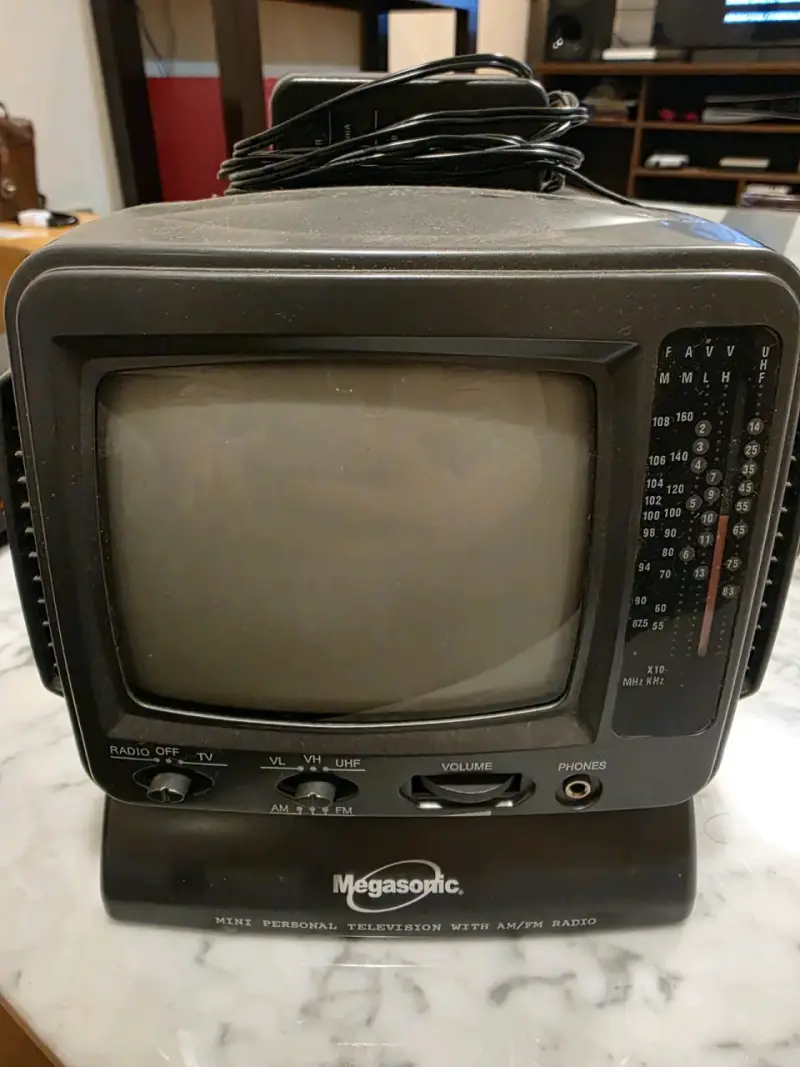 Televisor portátil Megasonic con radio AM/FM - 1