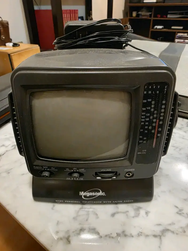 Televisor portátil Megasonic con radio AM/FM - 3