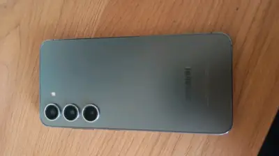 Smartphone Samsung con pantalla dañada - miniatura 1