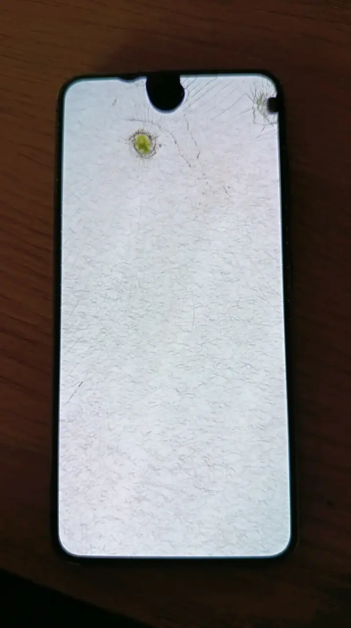 Smartphone Samsung con pantalla dañada - 2