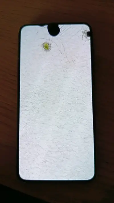 Smartphone Samsung con pantalla dañada - miniatura 2