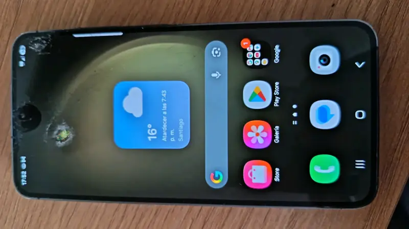 Smartphone Samsung con pantalla dañada - 3