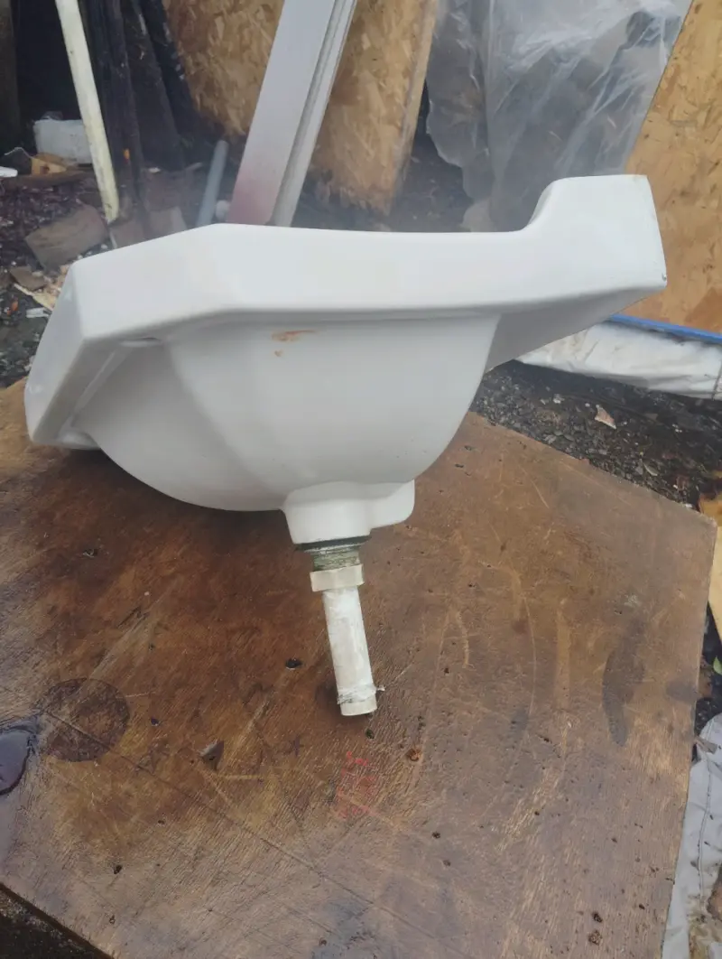 Lavamanos de cerámica blanco con grifería - 3
