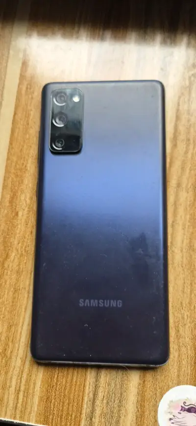 Samsung Galaxy S20 FE en buen estado - miniatura 1