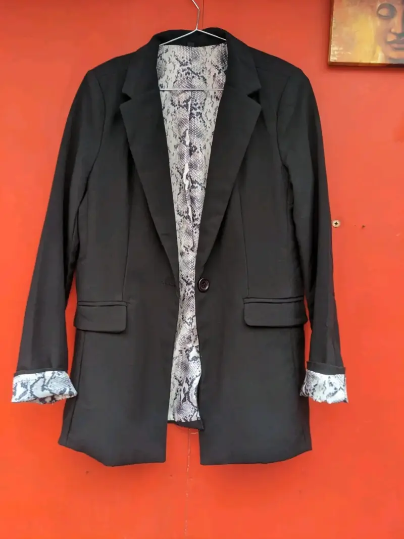 Blazer negro con forro estampado de serpiente
